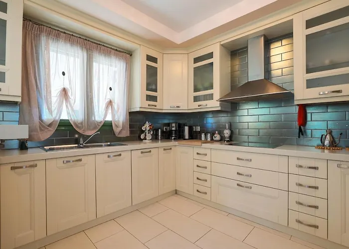 Scorpios Karavomylos